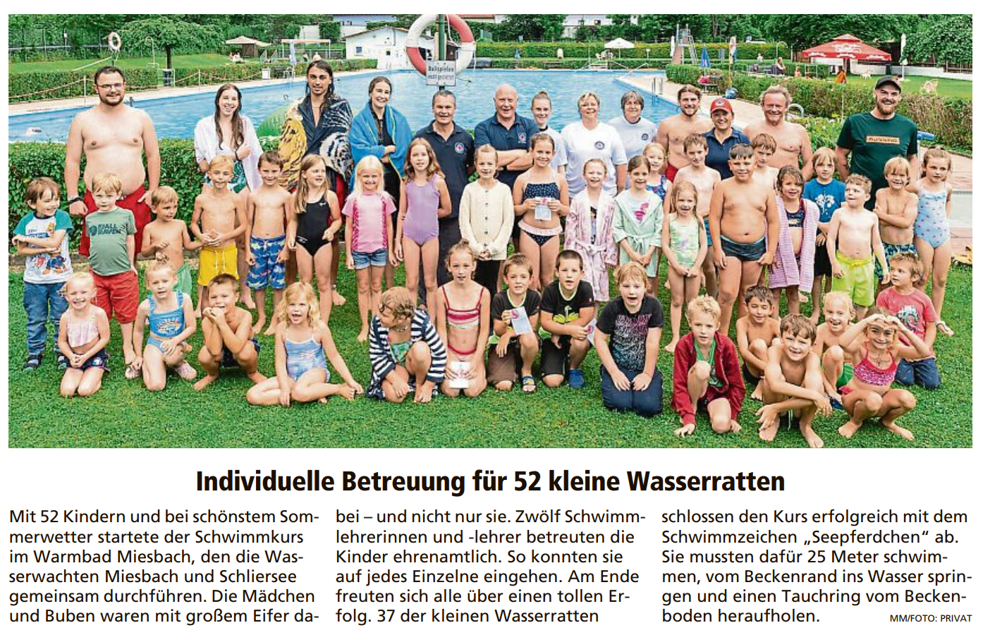 Ausschnitt aus dem Holzkirchner Merkur 02.08.2022 Im Warmfreibad sind die Kinder die am Schwimmkurs teilgenommen haben mit ihren Trainern und den Seepferdchen-Abzeichen zu sehen