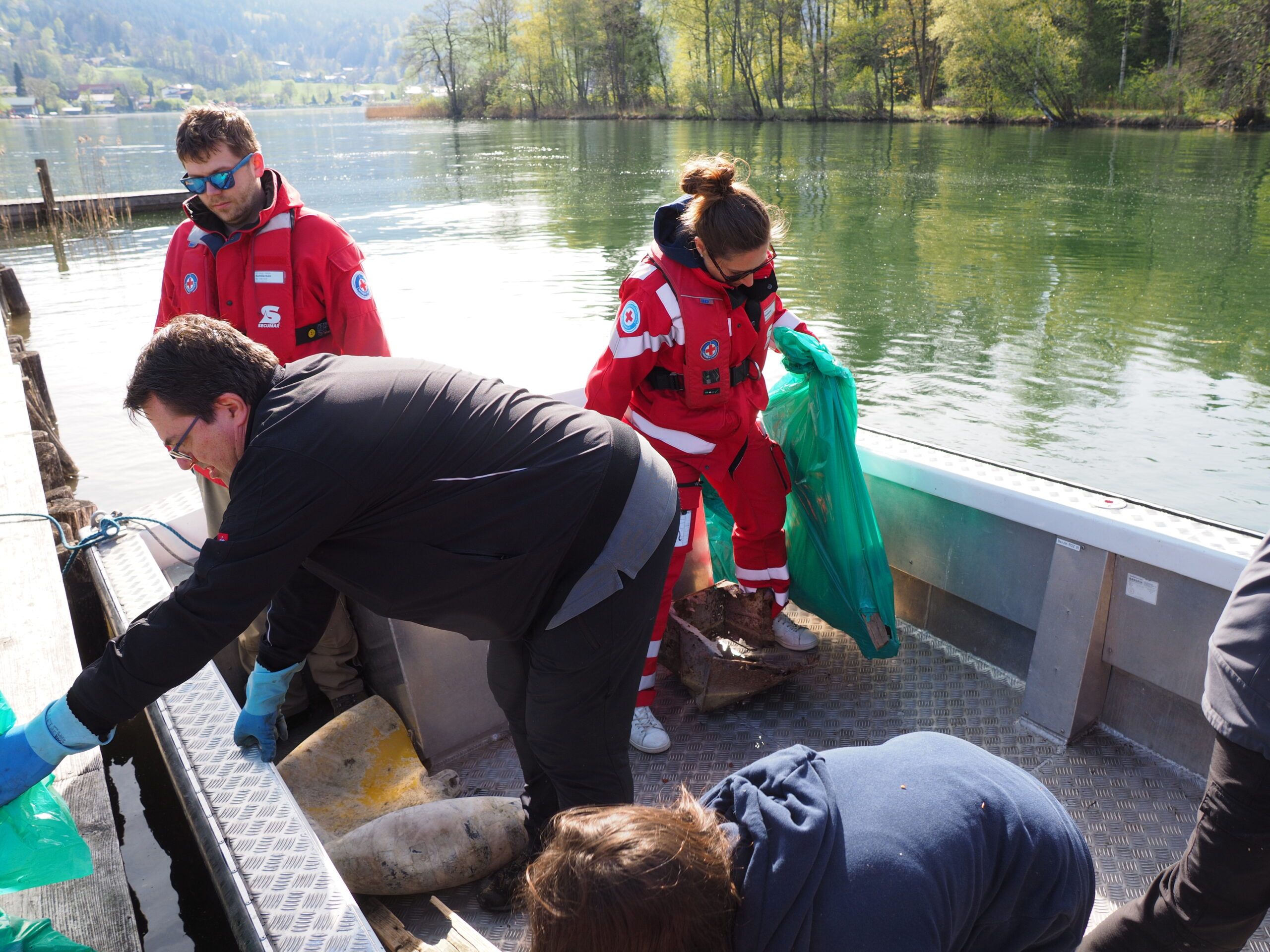 Gesammelter Müll auf dem Rettungsboot