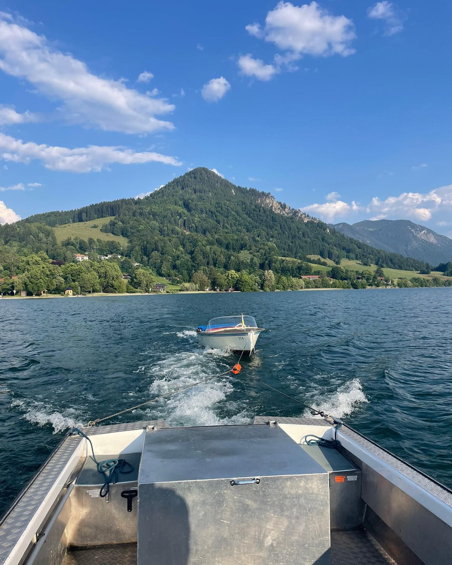 Das Rettungsboot der Wasserwacht Schliersee schleppt ein Leih-Motorboot ab