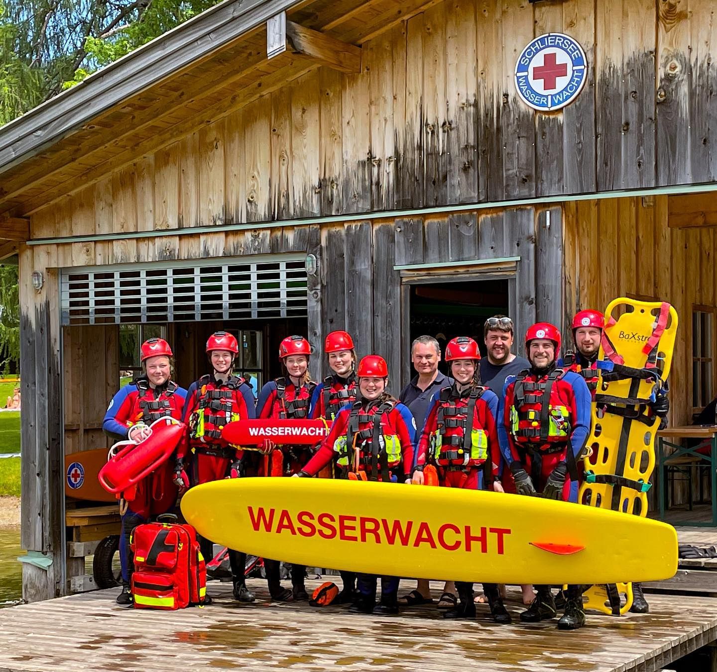 8 neu ausgebildete Wasserretter im Wasserrettungsdienst präsentieren ihre Ausrüstung an der Wachstation