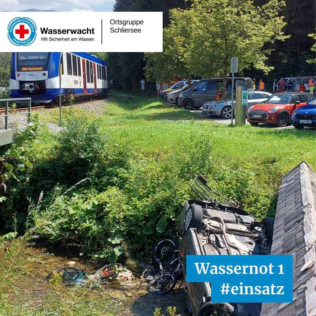 Ein PKW liegt in einem Bachlauf am Schliersee nachdem er von einem Zug gerammt wurde