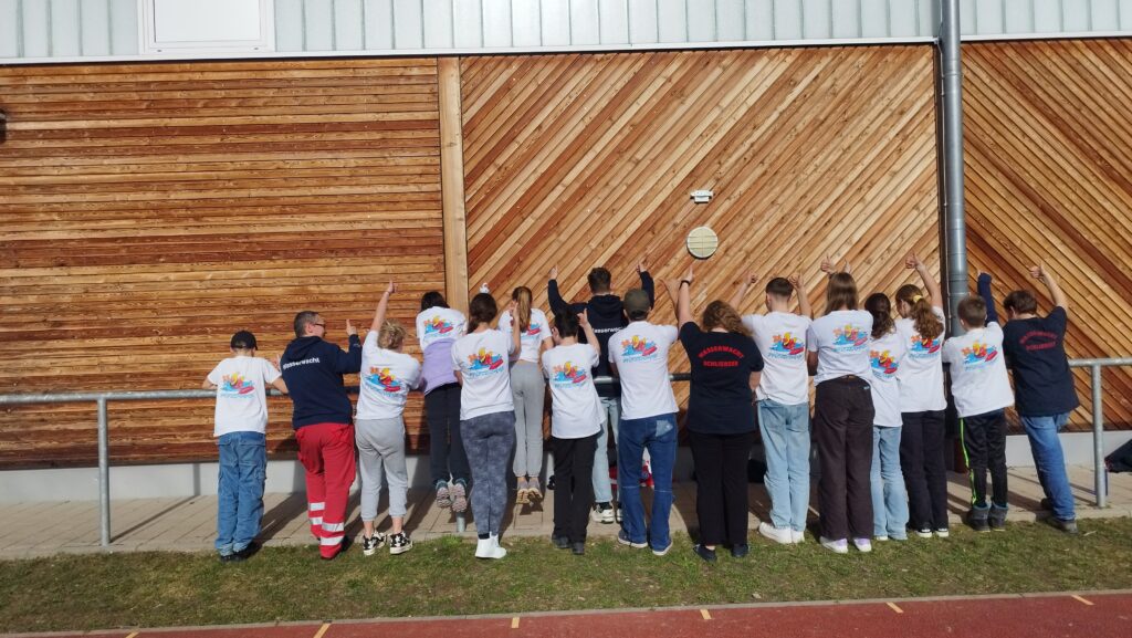 Helfer, Teilnehmer und Betreuer Ortsgruppe Schliersee posieren für ein Gruppenbild